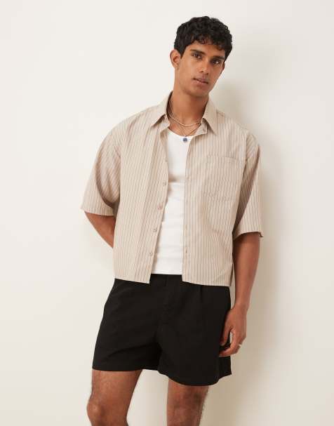 ASOS DESIGN – Eng geschnittene, kürzere Jeansshorts in Schwarz mit Bundfalten - view 1