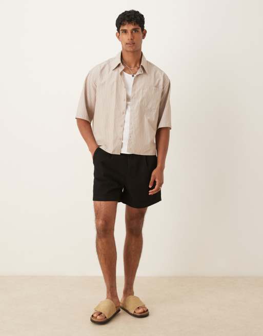 ASOS DESIGN – Eng geschnittene, kürzere Jeansshorts in Schwarz mit Bundfalten, 2 von 5