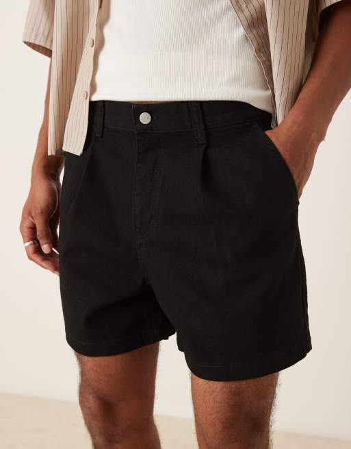 ASOS DESIGN – Eng geschnittene, kürzere Jeansshorts in Schwarz mit Bundfalten, 3 von 5