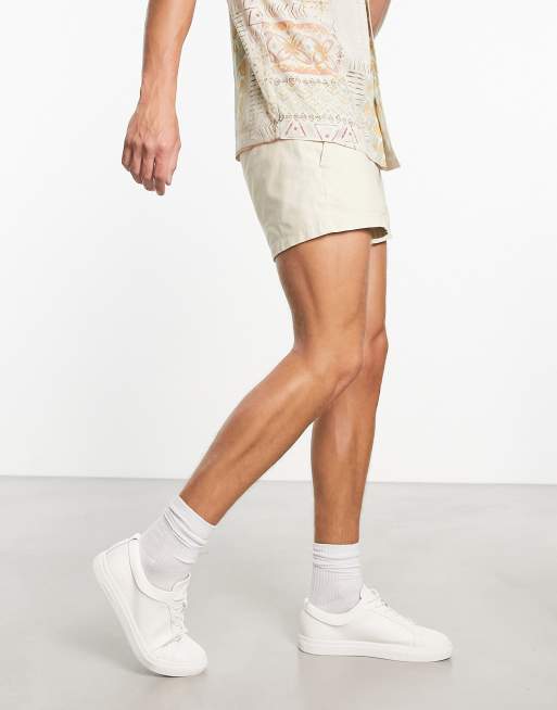 ASOS DESIGN – Eng geschnittene, superkurze Chino-Shorts in Beige 