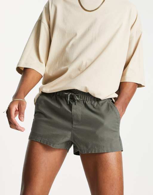 ASOS DESIGN – Eng geschnittene, superkurze Chino-Shorts in Khaki mit elastischem Bund  