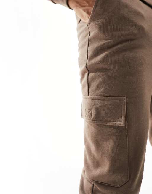 ASOS DESIGN – Eng geschnittener Trainingsanzug aus Kapuzenpullover und Cargo-Jogginghose in verwaschenem Braun, 2 von 4