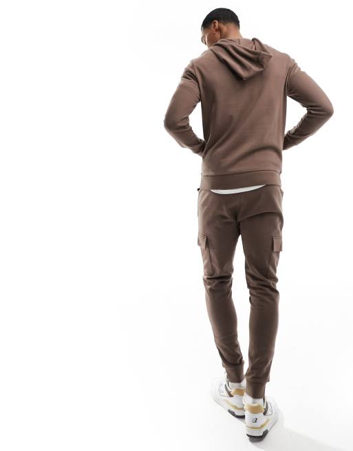 ASOS DESIGN – Eng geschnittener Trainingsanzug aus Kapuzenpullover und Cargo-Jogginghose in verwaschenem Braun, 3 von 4