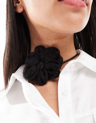 ASOS DESIGN - Enganliegendes Halsband in Schwarz mit verziertem Ansteckblumendetail