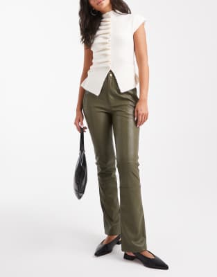 ASOS DESIGN - Enge Hose aus Kunstleder in Dunkelgrün mit Biker-Details