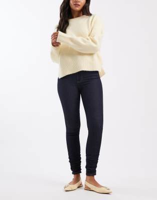 ASOS DESIGN - Enge Jeans in Rinse-Blau mit Raffung am Saum