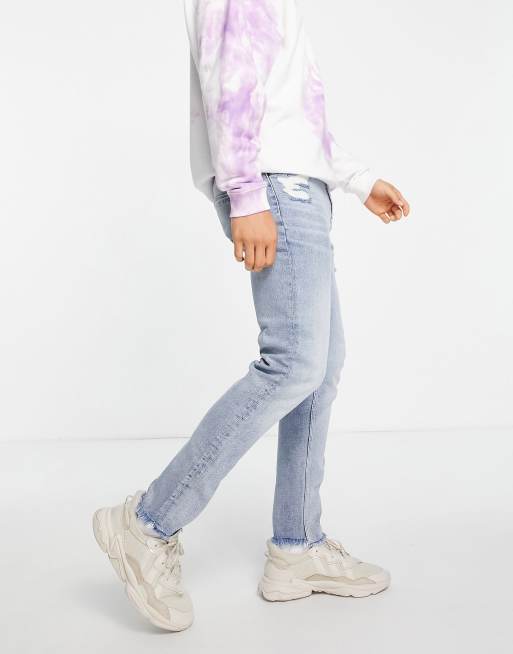 ASOS DESIGN – Enge Jeans in staubblauer Waschung mit Abrieb und unverarbeitetem Saum, 3 von 4