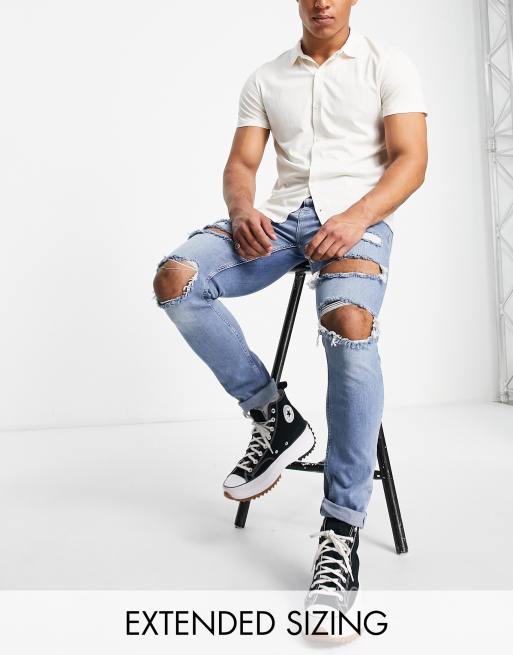 ASOS DESIGN – Enge Jeans mit großen Rissen in verwaschenem Mittelblau 