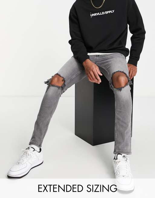 ASOS DESIGN – Enge Jeans mit Zierrissen am Knie in verwaschenem Schwarz