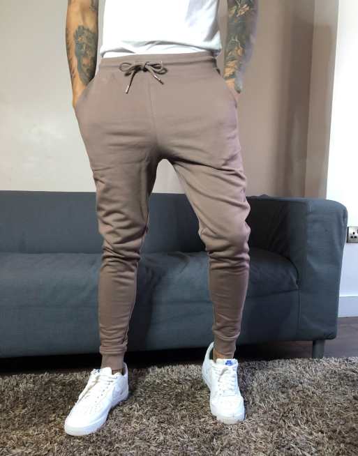 ASOS DESIGN – Enge Jogginghose in Braun 