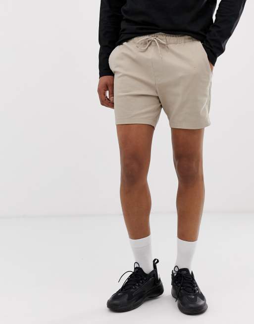 ASOS DESIGN – Enge, kurze Chino-Shorts mit elastischem Bund, in Beige