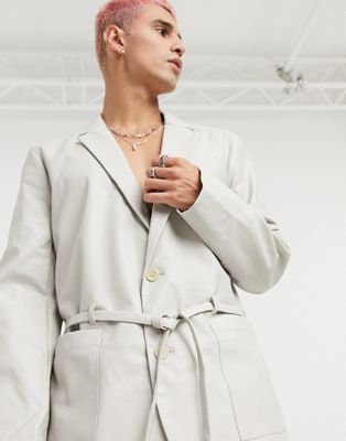 ASOS DESIGN – Enger Blazer aus Lederimitat mit Binde-Design in Creme-Weiß