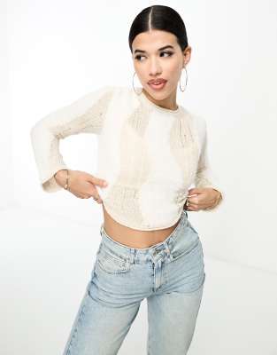 ASOS DESIGN -Enger Pullover aus flauschigem Strickmaterial in Creme mit transparenten Wellendetails-Weiß