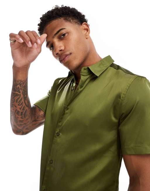 ASOS DESIGN – Enges Satinhemd in Khakigrün mit Rollärmeln, 4 von 4