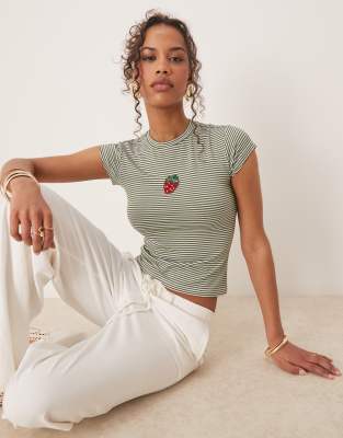 ASOS DESIGN - Enges T-Shirt mit Streifen in Grün und perlenbesetzter Erdbeerapplikation