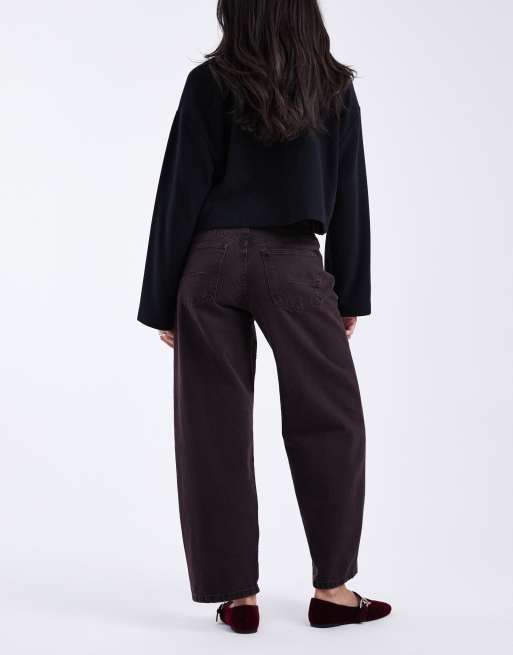 ASOS DESIGN - Enkellange barrel jeans met riempje in de taille in bordeauxrood , 3 van 5