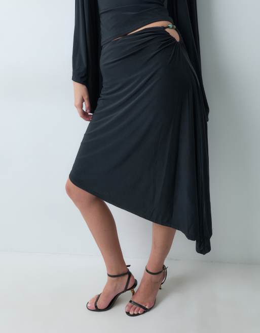 ASOS DESIGN ensemble 2 pièces crop asymétrique avec perles en noir, 2 de 5