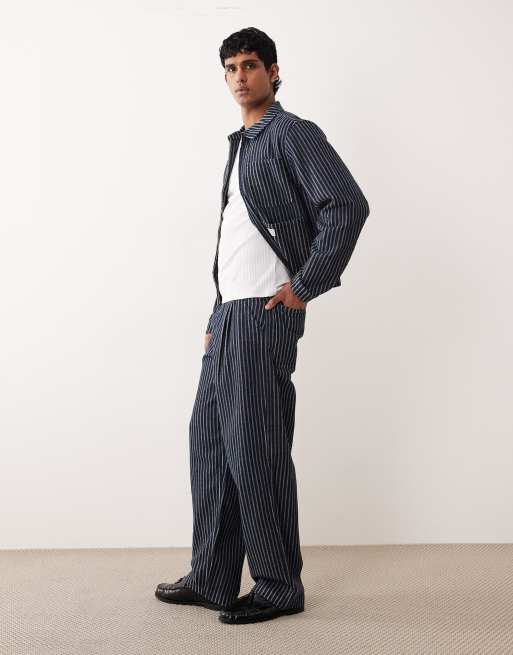 ASOS DESIGN ensemble 2 pièces jean ample à rayures fines avec plis en bleu foncé délavé, 2 de 5