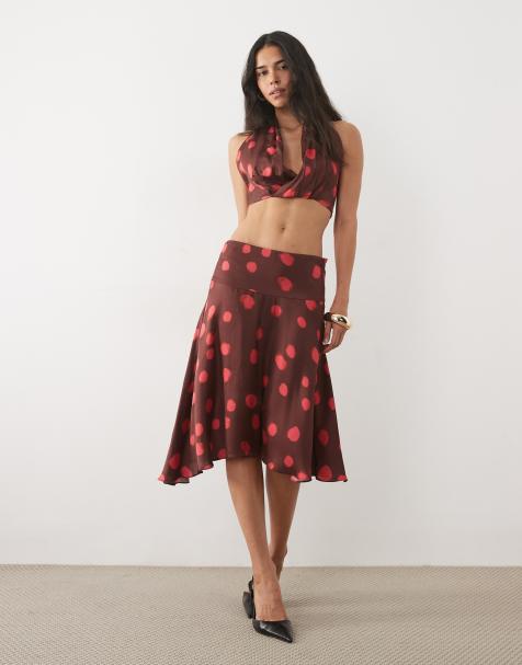 ASOS DESIGN - Ensemble avec jupe mi-longue en satin à ourlet en pointe - Rouge à pois - view 1
