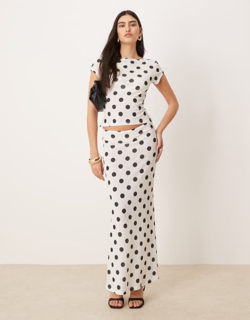 ASOS DESIGN - Ensemble avec top nervuré à encolure bateau avec coutures en pointe et jupe - Blanc