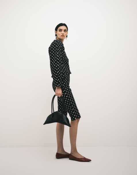 ASOS DESIGN - Ensemble blazer sans col, top bandeau et pantacourt à pois à assortir - Noir et blanc - view 1