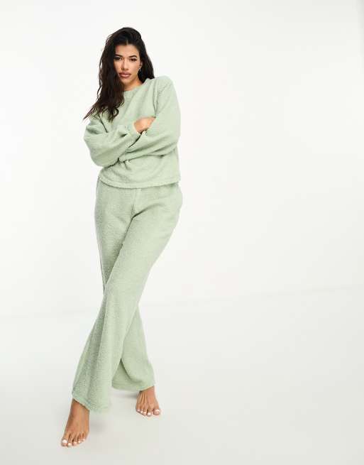 ASOS DESIGN Ensemble confort avec sweat et pantalon ample en imitation peau de mouton Vert sauge