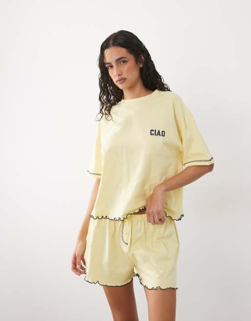 ASOS DESIGN - Ensemble de pyjama à bords ondulés avec short et t-shirt à manches courtes et broderie « Ciao » - Citron, 3 de 4