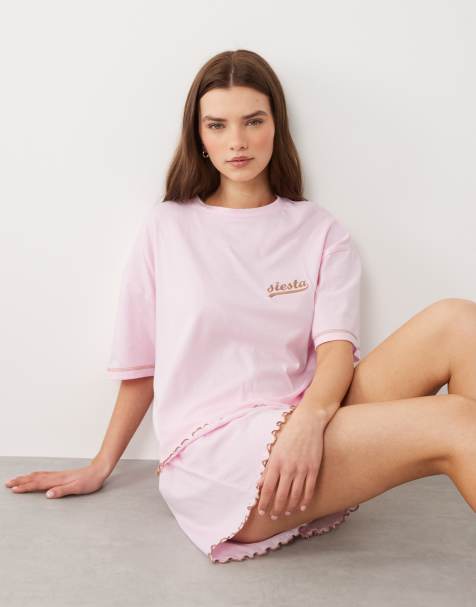 ASOS DESIGN - Ensemble de pyjama à bords ondulés avec short et t-shirt à manches courtes et broderie « Siesta » - Rose - view 1