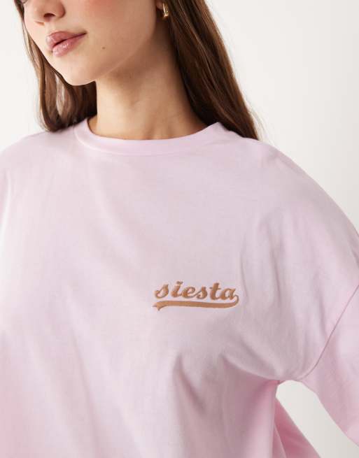 ASOS DESIGN - Ensemble de pyjama à bords ondulés avec short et t-shirt à manches courtes et broderie « Siesta » - Rose, 2 de 4