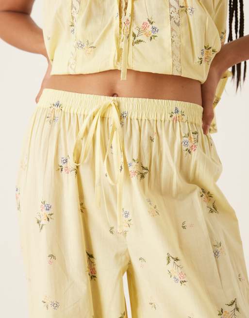 ASOS DESIGN - Ensemble de pyjama à petites fleurs avec caraco boutonné à volants et pantalon - Citron, 4 de 4