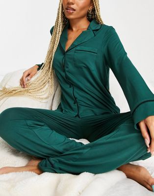 ASOS DESIGN - Ensemble de pyjama avec chemise manches longues et pantalon à liseré contrastant - Vert