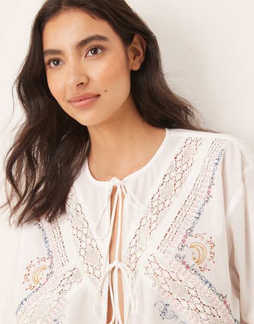 ASOS DESIGN - Ensemble de pyjama avec short et chemise nouée devant à manches courtes avec broderie positionnée - Ivoire, 4 de 4