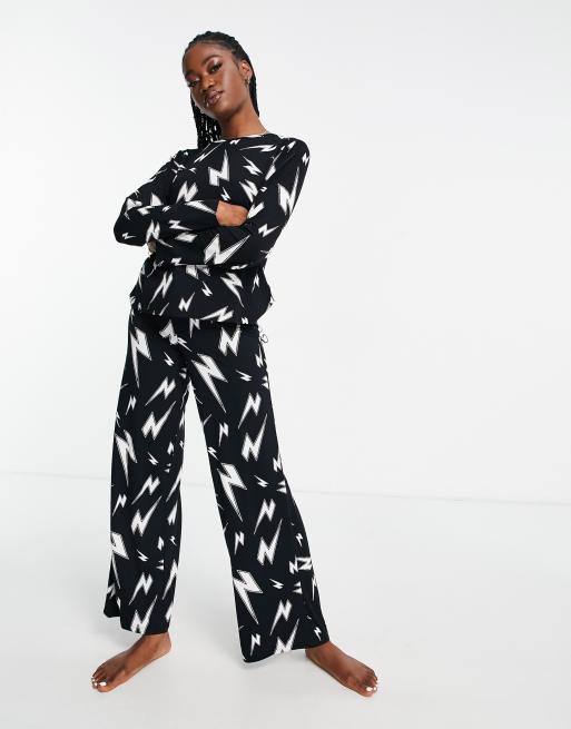 ASOS DESIGN - Ensemble de pyjama en viscose à imprimé éclairs avec top à manches longues et pantalon - Noir, 4 de 4