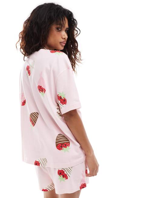 ASOS DESIGN - Ensemble de pyjama t-shirt oversize et short avec imprimé fraises au chocolat - Rose, 4 de 4