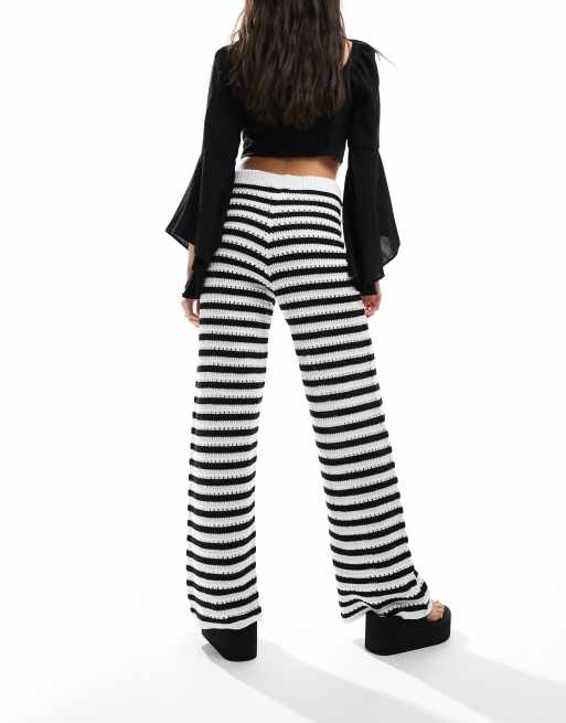 ASOS DESIGN - Ensemble en maille crochetée rayée avec pantalon et crop top à encolure carrée - Noir/blanc