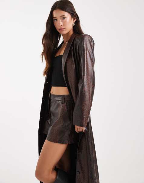 ASOS DESIGN - Ensemble habillé avec blazer long, jupe et mini-short en similicuir à motif serpent - Marron - view 1