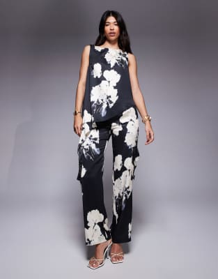 ASOS DESIGN - Ensemble habillé en satin à fleurs avec top drapé asymétrique et pantalon ample - view 1