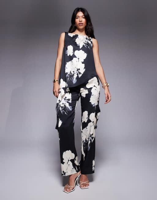ASOS DESIGN - Ensemble habillé en satin à fleurs avec top drapé asymétrique et pantalon ample