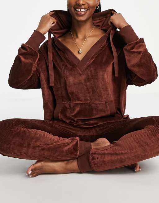 ASOS DESIGN - Ensemble legging et sweat confort à col ouvert en velours - Chocolat