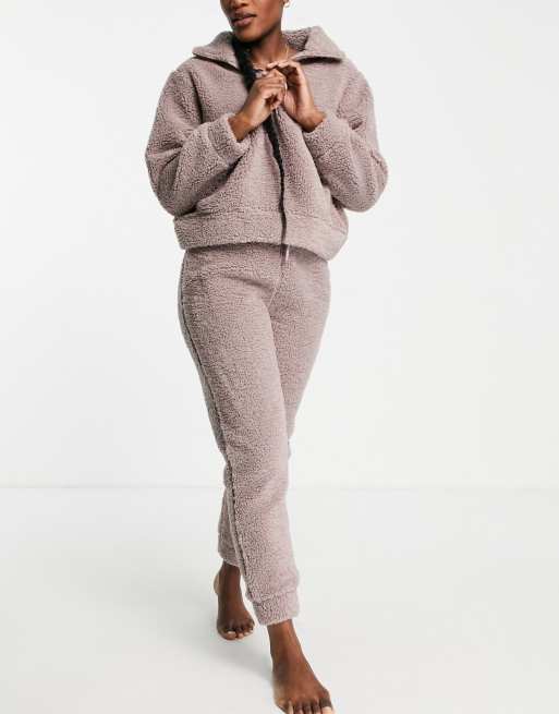 ASOS DESIGN - Ensemble lounge en imitation peau de mouton brossée avec sweat zippé à col montant et jogger - Vison