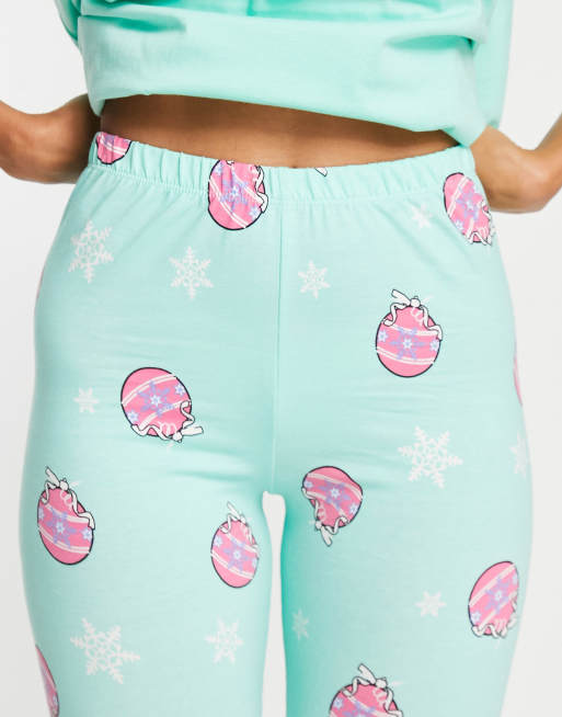 ASOS DESIGN - Ensemble pyjama avec t-shirt oversize et legging imprimé boules de Noël sur la poitrine - Menthe, 2 de 4