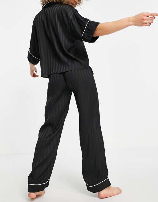 ASOS DESIGN - Ensemble pyjama pantalon et chemise à manches courtes et rayures en jacquard de satin - Noir, 2 de 4