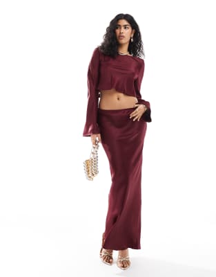 ASOS DESIGN - Ensemble satiné avec avec jupe longue coupée en biais et top à encolure bateau - Bordeaux - view 1