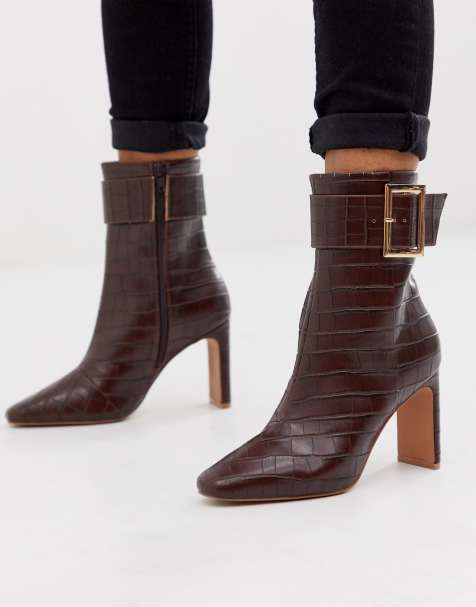 ASOS DESIGN – Entourage – Knöchelhohe Stiefeletten in Kroko-Braun mit Schnalle