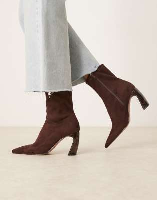 ASOS DESIGN - Esme - Stiefeletten aus Wildlederimitat in Schokobraun mit Bananenabsatz