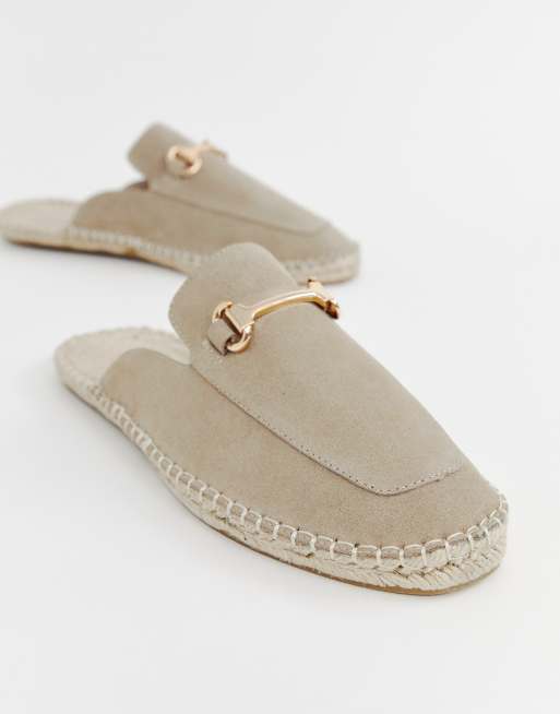 ASOS Design - Espadrillemuiltjes in kiezelkleurig suède met trens