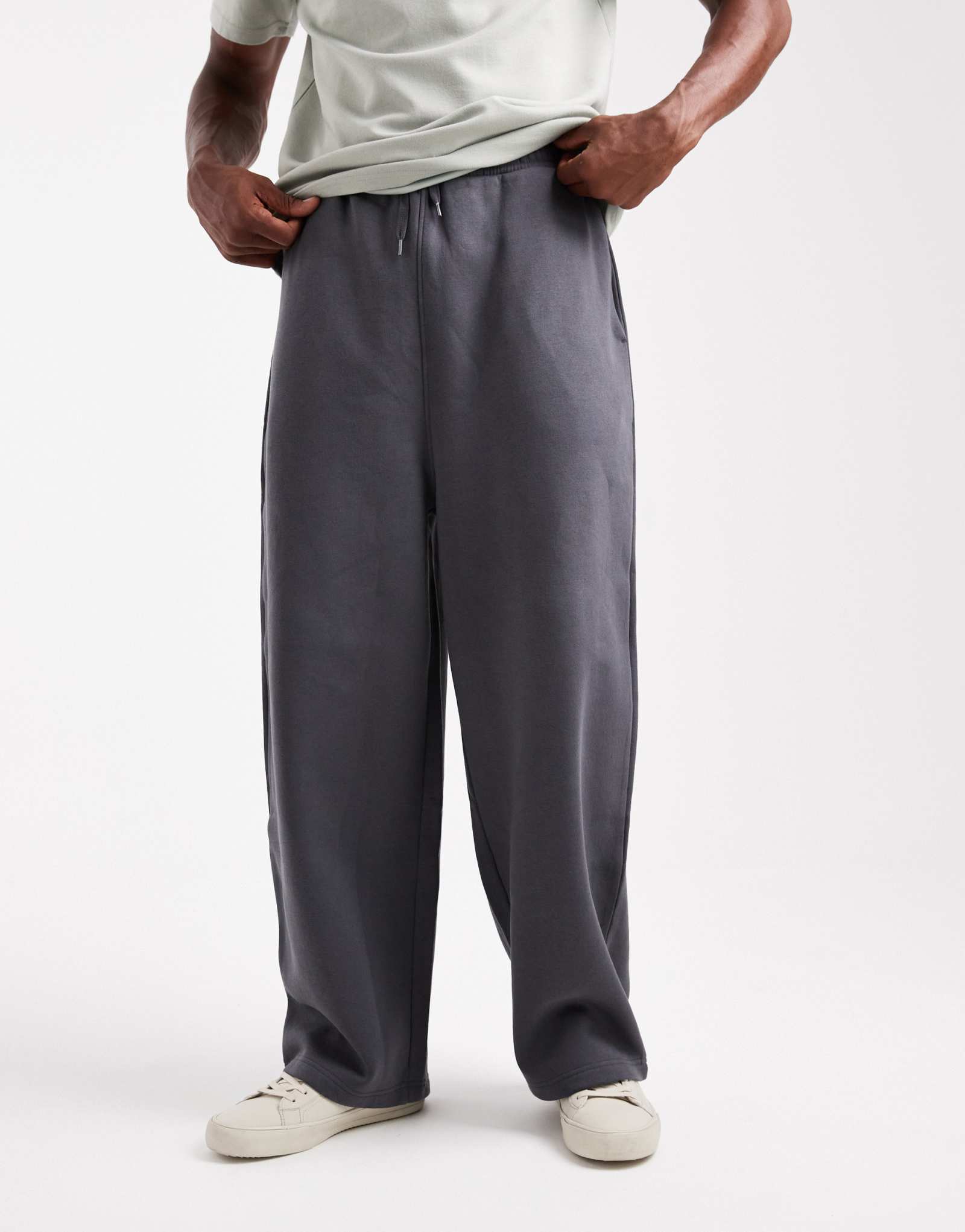 Спортивные брюки-баллоны ASOS DESIGN essential большого размера на асфальте