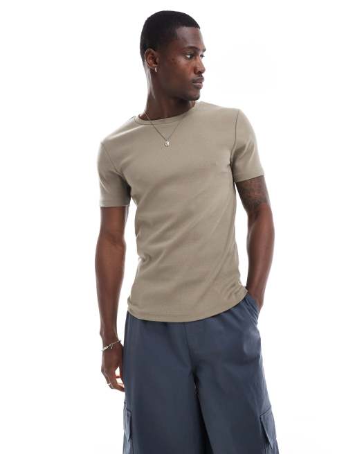 ASOS DESIGN – Essential – Brązowy, prążkowany T-shirt o kroju podkreślającym sylwetkę