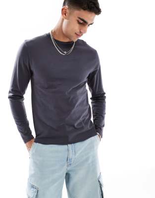 essential crew neck long sleeve T-shirt in charcoal-Gray