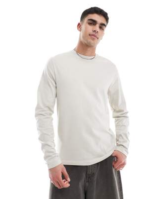 ASOS DESIGN – Essential – Langärmliges Shirt in Stein mit Rundhalsausschnitt